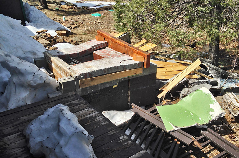 A fallend down chimeny installed by a handyman